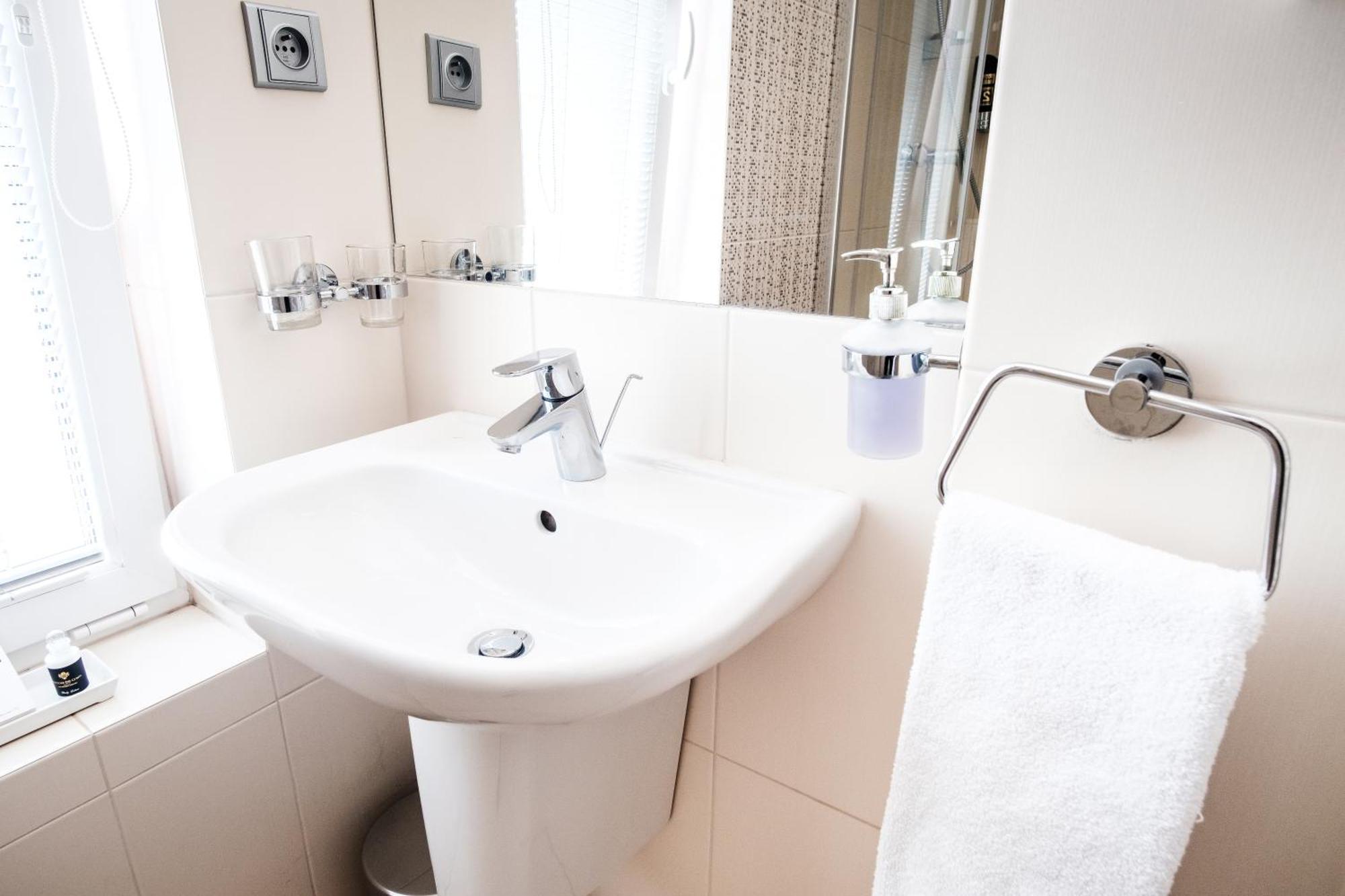 Hotel Deluxe With Free Wellness And Fitness Centrum ニトラ 部屋 写真